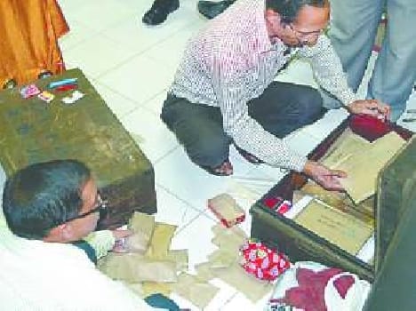 gumnami Baba anonymity shifting goods boom